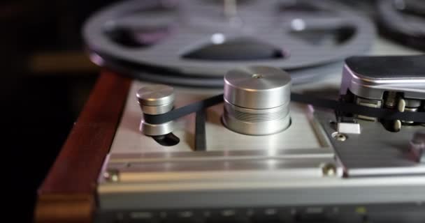 ヴィンテージプロオーディオテープレコーダーで撮影されたサイドトラッキングを閉じる — ストック動画