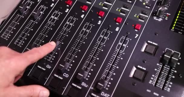 Panel Menutup Dengan Jari Pada Slider Mixer Audio — Stok Video