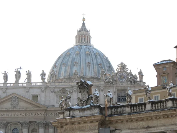 Kubbe ve heykeller karla kaplı Saint Peter 's Place, Roma, İtalya