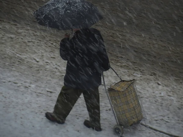 Uomo Riparo Con Ombrello Cammina Sotto Una Tempesta Neve Roma — Foto Stock