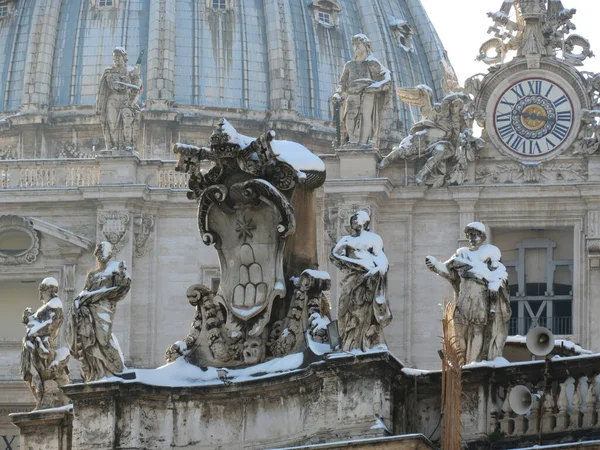 Cupola Statue Ricoperte Neve Piazza San Pietro Roma — Foto Stock