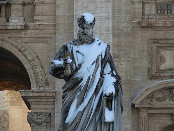 Statua San Pietro Coperta Neve — Foto Stock