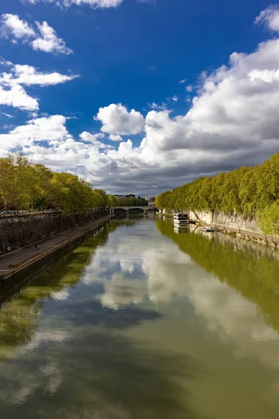 Sisto Köprüsü 'nden Roma' daki Tiber nehri. Yüzen ev ve arka planda Mazzini köprüsü var.