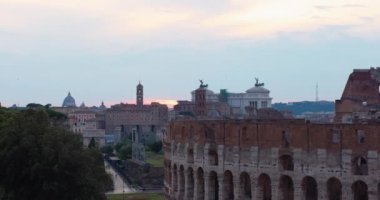 Antik Roma 'da, İtalya' da, Forumlar ve Kolezyum 'da bulutlu günbatımı zamanı.