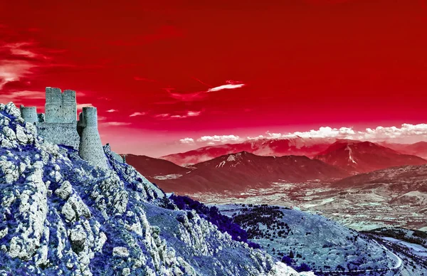 Rocca Calascio, L 'Aquila, İtalya' daki bir dağın tepesindeki ortaçağ şatosu gibi yıkılmış ve terk edilmiş.