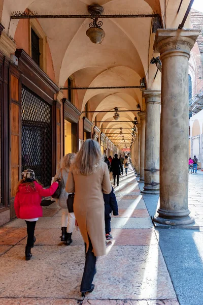 Piazza Maggiore yakınlarındaki Bologna şehir merkezinin tipik bir porticosu Unesco mirası ilan etti.