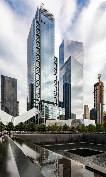 Manhattan, NYC 'deki Dünya Ticaret Merkezi Anıtı. İkiz Kulelerin bulunduğu yer.