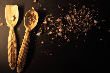 El yapımı ahşap çatal bıçaklarla dolu bir hayat.