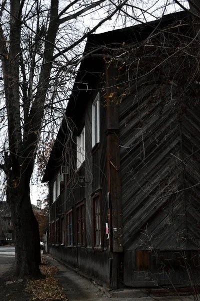 Veduta Una Casa Legno Abbandonata Albero Una Strada Autunnale Nella — Foto Stock