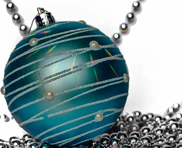 Bola Natal Azul Turquesa Com Brilhos Fundo Claro — Fotografia de Stock