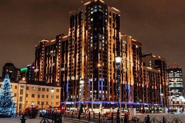 Yeni yıl ve Noel için dekore edilmiş gece manzaralı kış şehri