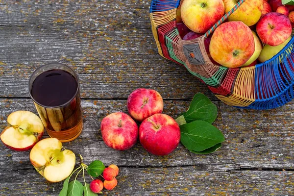 Conceito Colheita Sazonal Maçãs Jardim Maduras Uma Cesta Uma Mesa — Fotografia de Stock