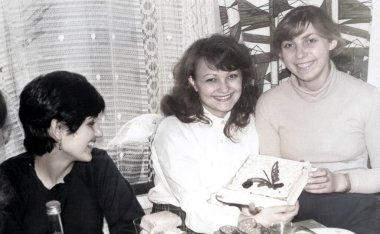 Kharkov, Ukrayna SSR, SSCB - 15 Eylül 1980: Bir partide pasta ile genç bayan eczane öğrencilerinin klasik portresi. Retro fotoğrafçılık.