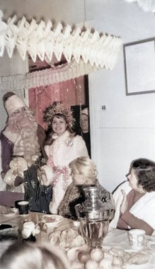 Dnepropetrovsk, Ukrayna SSR, SSCB - 1986 dolaylarında: Eczane çalışanları yılbaşını kutluyor. Noel Baba gibi giyinmiş bir kadının klasik portresi. Vintage fotoğraf.