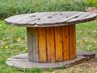 Çimlerin üzerindeki inşaat alanı için eski ahşap makara..