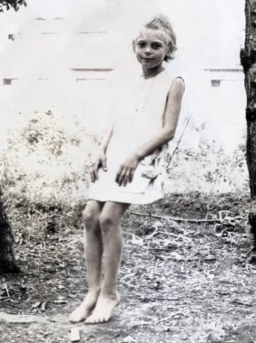 Ev yapımı salıncaktaki bir kızın klasik portresi. 1969 'da SSCB' den çekilmiş bir fotoğraf..