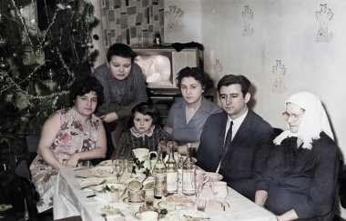 Dnepropetrovsk, Ukrayna SSR, SSCB - 31 Aralık 1972: Yeni yıl sofrasında bir Sovyet ailesinin ve arkadaşlarının klasik portresi. Retro fotoğraf.