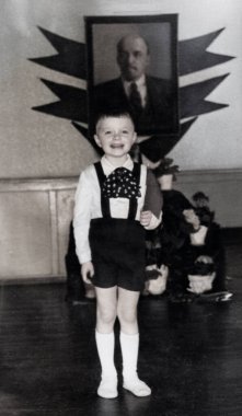 Şiir okuyan ve Lenin 'in portresinin önünde bayrak tutan genç bir Sovyet çocuğunun klasik portresi. Fotoğraf: 1966.