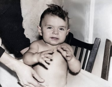 Havuzda banyo yapan küçük bir kızın klasik portresi. Anne bebeğini yıkıyor. 1995 'ten kalma eski bir fotoğraf.