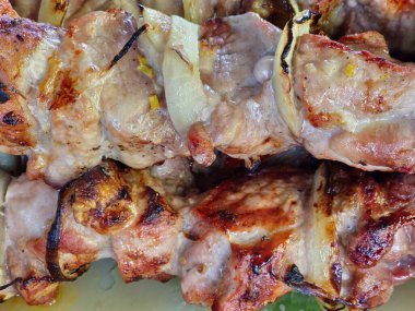 Izgara domuz eti ve soğanlı şiş şiş. Fresk aile yemeği..