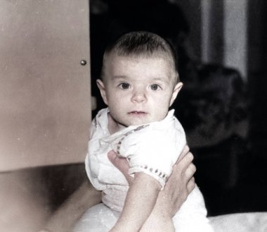 Annesinin elinden tutulan küçük bir kızın klasik portresi. 1994 'te çekilmiş..