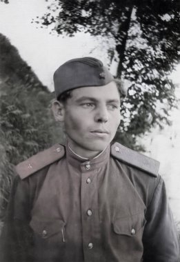 Şapka takan genç bir Sovyet askerinin klasik portresi. 1955 'ten eski bir fotoğraf..