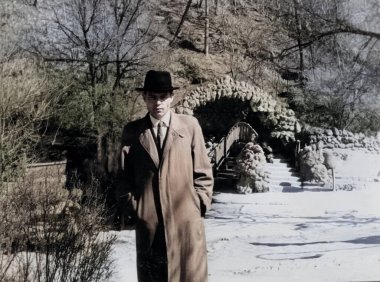 Kislovodsk 'taki pompa odasının girişindeki bir adamın antika portresi. Retro fotoğraf, SSCB, 1962.