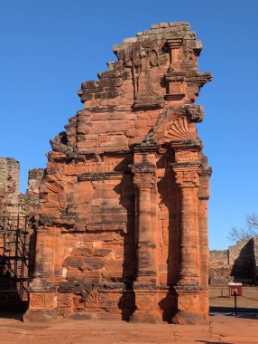 Misiones, San Ignacio, Arjantin - 23 Haziran 2025: San Ignacio Mini do Guaranisi 'nin Cizvit Misyonu. UNESCO Dünya Mirası Alanı. Girişin sol tarafında..