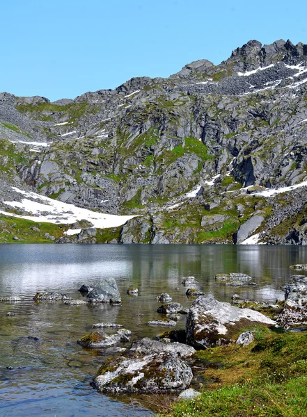 Lago de montaña — Foto de Stock