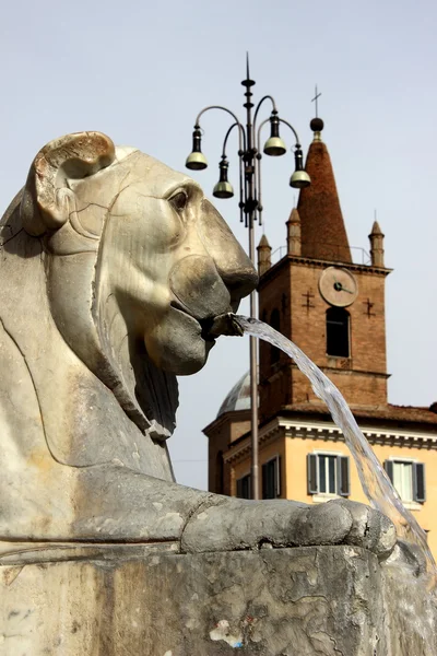 Fonte em Roma, Itália - Piazza del Popolo — Fotografia de Stock