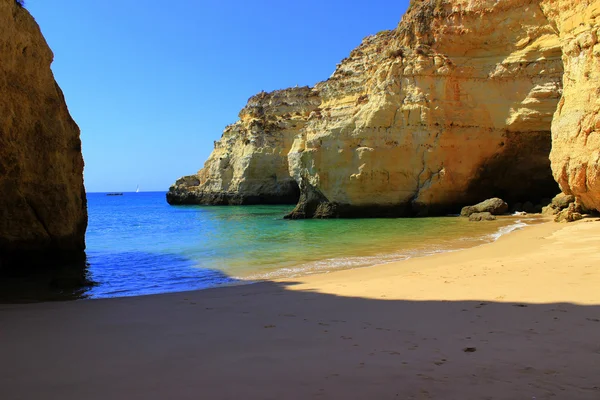 Klippen an der Algarve-Küste, Portugal — Stockfoto