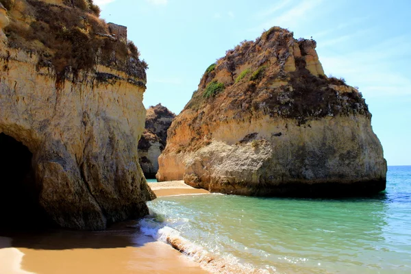 Kalkstensklippor vid Algarvekusten — Stockfoto