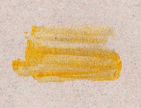 Macchia strutturata di vernice dorata sullo sfondo di carta grigia. materiale reale. Mani disegnate. forma rettangolare — Foto Stock