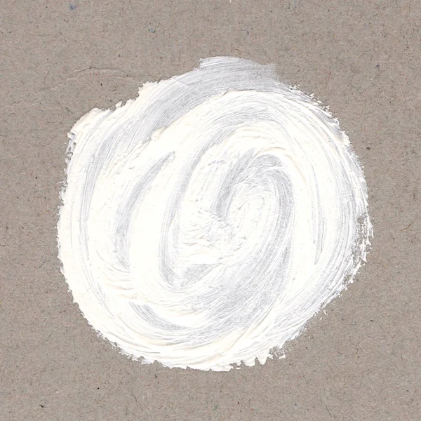 Macchia strutturata di vernice bianca sullo sfondo di carta grigia. materiale reale. Mani disegnate. forma rotonda — Foto Stock