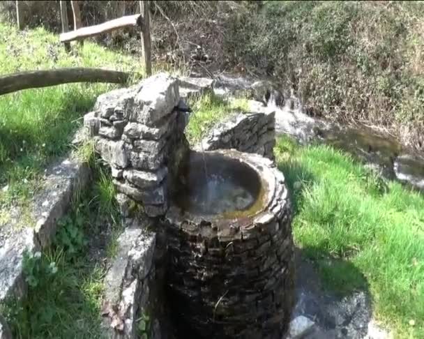 Fontaine au bord de la rivière — Video