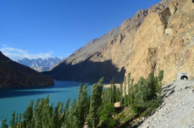 Attabad Gölü adlı felaket yapımı bir göl, Karakoram otoyolunu bağlayan bir tünel. Gojal Vadisi, Kuzey Pakistan.