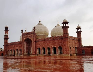 İkonik tarihi Büyük Badshahi Camii, bir Babür İmparatorluğu dönemi, Lahor, Pakistan.