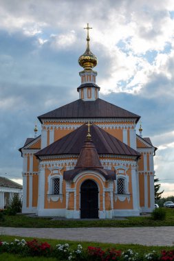 Mavi gökyüzü arka planındaki eski kilise binası 
