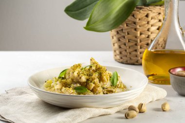 İtalyan makarnası, beyaz masada ricotta peyniri ve fıstık. Boşluğu kopyala.