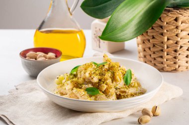 İtalyan makarnası, ricotta peyniri ve fıstıklı beyaz masa.. 