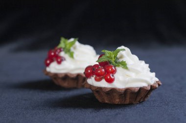 Krem peynirli ve üzümlü ev yapımı tartlar..