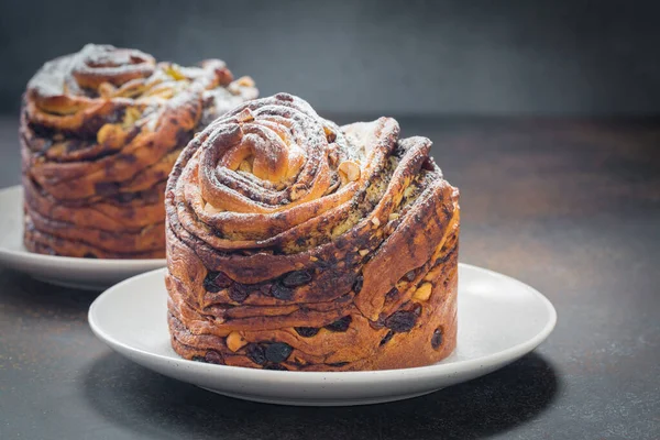 Tort Cruffin Casă Făcut Drojdie Umplut Unt Chiocolat Nuci Stafide — Fotografie, imagine de stoc