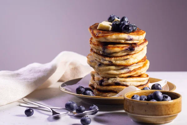 Panquecas Caseiras Com Ricota Mirtilos Fundo Violeta — Fotografia de Stock