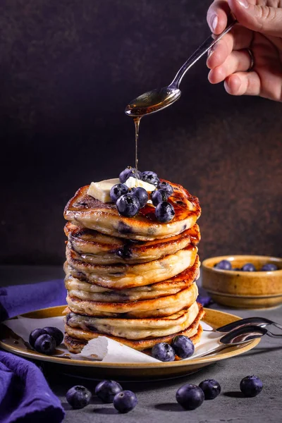 Clatite Casa Ricotta Afine Sirop Curgător Fundal Întunecat — Fotografie, imagine de stoc