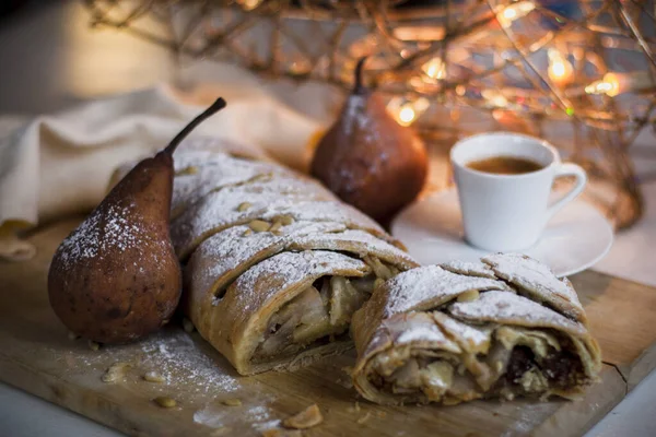 Φέτες Strudel Αχλάδια Και Φλιτζάνι Καφέ Ελαφρύ Φόντο — Φωτογραφία Αρχείου