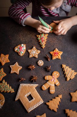 Zencefilli kurabiye yaptım. Küçük kız Noel kurabiyesi yapıyor..