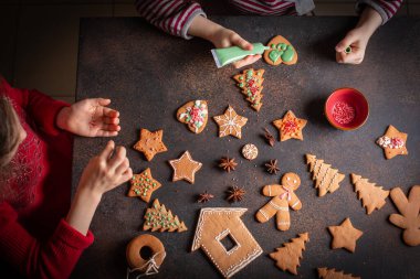 Noel kurabiyesi yapan küçük kızlar.