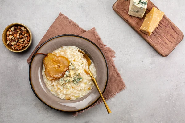 Risoto Italiano Com Queijo Azul Pêra Nozes Mesa Cinza Espaço — Fotografia de Stock