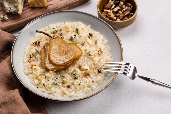 Pere Gorgonzola Risotto Nuci Masă Albă Ingrediente Fundal Copiați Spațiul — Fotografie, imagine de stoc