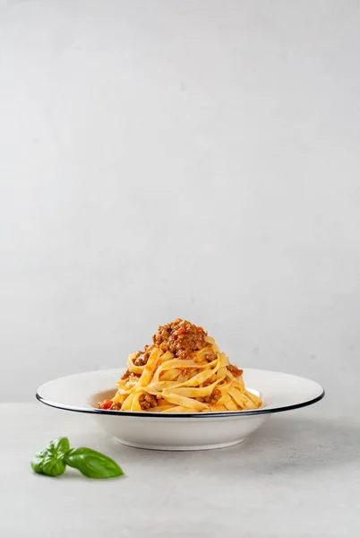 Prato Com Macarrão Italiano Tagliatelle Ragu Com Molho Bolonhesa Imagem — Fotografia de Stock